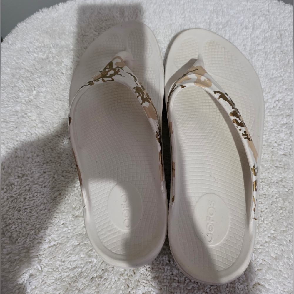 Oofos  11.Oolala Camo Limited Edition Flip Flops - Picture 3 of 8